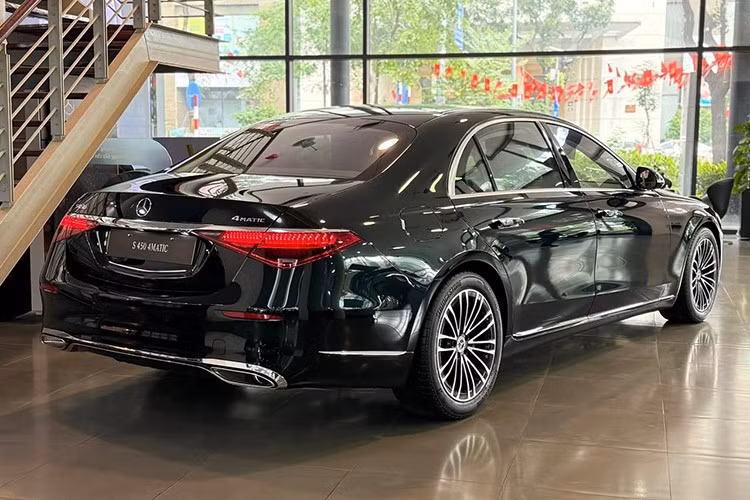 Kích thước tổng thể của xe dài 5.300mm, rộng 1.940mm, cao 1.503mm và trục cơ sở dài 3.216mm. Ngoại thất gồm đèn chiếu sáng Multibeam LED có khả năng tắt/bật pha chủ động, đèn hậu LED, tay nắm cửa dạng ẩn... Mâm xe 19 inch trên bản tiêu chuẩn và 20 inch trên bản Luxury.