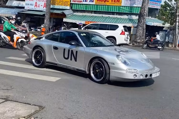 Chưa hết, ban đầu xe còn có thêm 2 đèn pha chế khác giúp đầu xe có đến 4 đèn pha nhưng đã được tháo 2 chi tiết độ này ra. Trên mui xe không còn chi tiết giá chằng đồ cũng như lều.