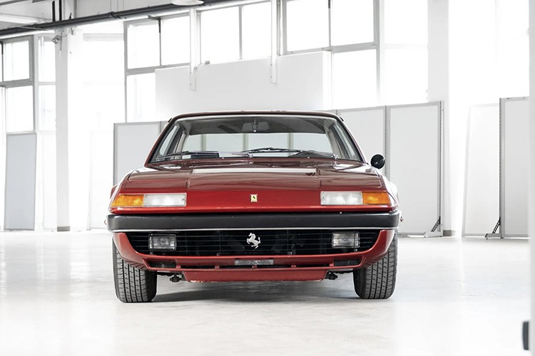 Mặc dù được đặt tên vì lý do này hay lý do khác là một chiếc Ferrari đời 1975, chiếc xe này được kỳ vọng sẽ là một trong những tâm điểm của buổi đấu giá, với mức giá dự kiến ​​sẽ nằm trong khoảng từ 180.000 đến 220.000 euro. Con số này tương đương từ 211.000 đến 257.000 đô la Mỹ theo tỷ giá hối đoái hiện tại.