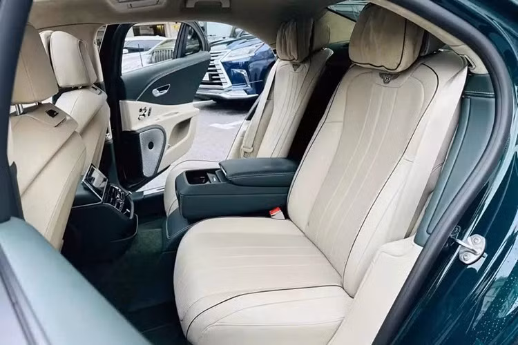 Có 2 phiên bản của mẫu xe siêu sang Bentley Flying Spur là V8 và W12, tuy nhiên chúng khác nhau cơ bản ở giá bán cũng như động cơ đi kèm.