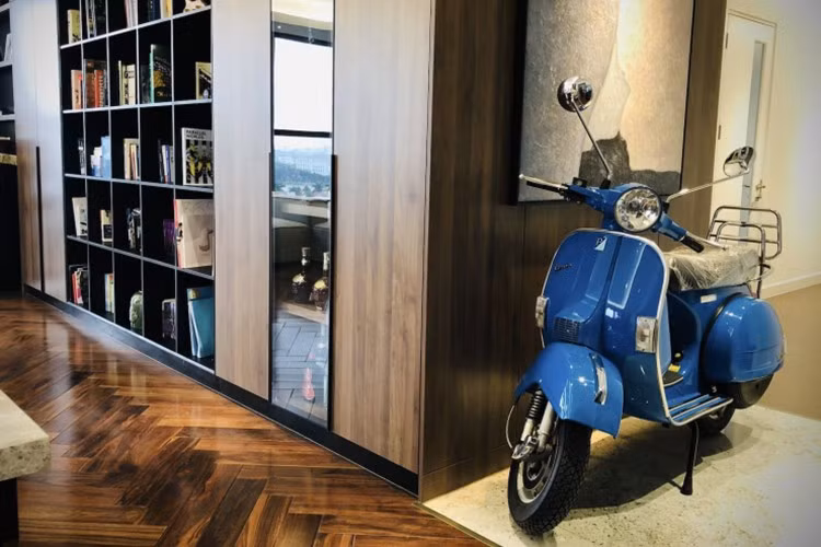 Một người chuyên săn mua, trao đổi xe cổ ở Hà Nội vừa chia sẻ những hình ảnh về chiếc xe máy Vespa PX125 đời 2012 gần như mới cứng, thu hút sự chú ý của giới chơi xe. Chia sẻ với VietNamNet, anh Đức cho biết, chiếc xe hiện đã được bán cho một khách hàng ở Hà Nội mua lại với giá 250 triệu đồng.