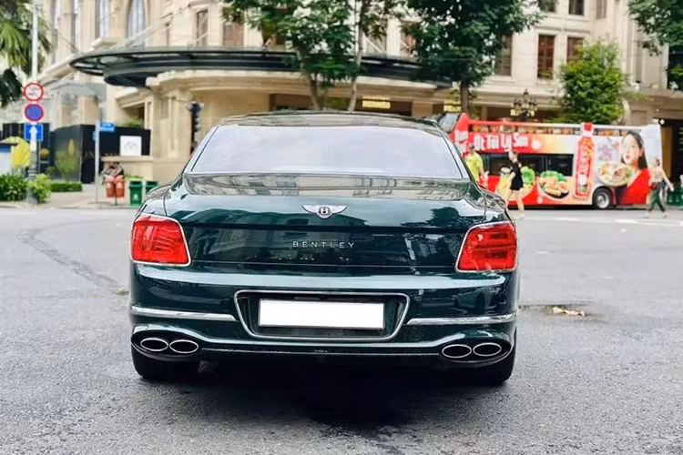 Mới đây, đã có một chiếc xe Bentley Flying Spur V8 mới được đại gia tại TP HCM bán lại cho showroom xe sang ở Hà Nội, chiếc xe hiện đang được chào bán hơn 13 tỷ đồng.