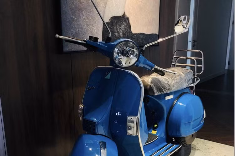 "Chiếc xe dù đã 13 năm tuổi nhưng còn rất đẹp. Hiện nay khó kiếm được chiếc PX125 đời 2012 thứ 2 trên thị trường còn nguyên bản và mới như vậy. Đó là nguyên nhân chính khiến khách hàng sẵn sàng rút hầu bao để mua lại "siêu phẩm" này", anh Đức chia sẻ.