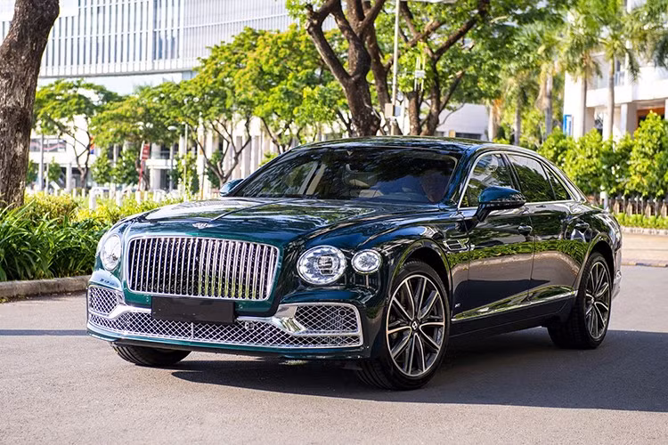 Xe Bentley Flying Spur V8 thế hệ thứ 3 được trang bị hộp số tự động ly hợp kép ZF 8 cấp, nhờ đó, mẫu xe siêu sang đang được chào bán hơn 13 tỷ đồng có thể tăng tốc từ vị trí xuất phát lên 100 km/h trong thời gian chỉ 4,1 giây và đạt vận tốc tối đa 318 km/h.