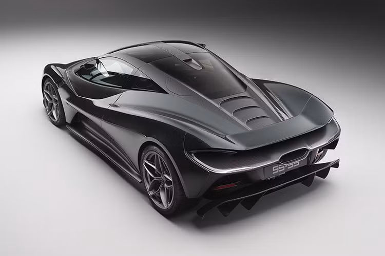 Mặc dù chiều dài cơ sở vẫn giữ nguyên ở mức 2.670mm, khung gầm đã được thiết kế lại để phù hợp với bố cục ba chỗ ngồi. Với chiều dài 4.574mm, xe dài hơn một chút so với 750S, nhưng ngắn hơn một chút so với P1 .