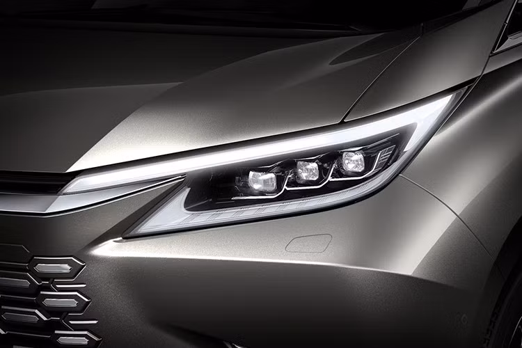 Ở phiên bản Executive bốn chỗ, Lexus cũng đã thực hiện một thay đổi thiết thực: công tắc cửa trượt điện đã được chuyển từ trần xe lên bảng điều khiển trung tâm giữa hai hàng ghế sau. Thay đổi đơn giản này giúp hành khách không còn phải với tay lên hoặc đứng lên để mở cửa nữa.