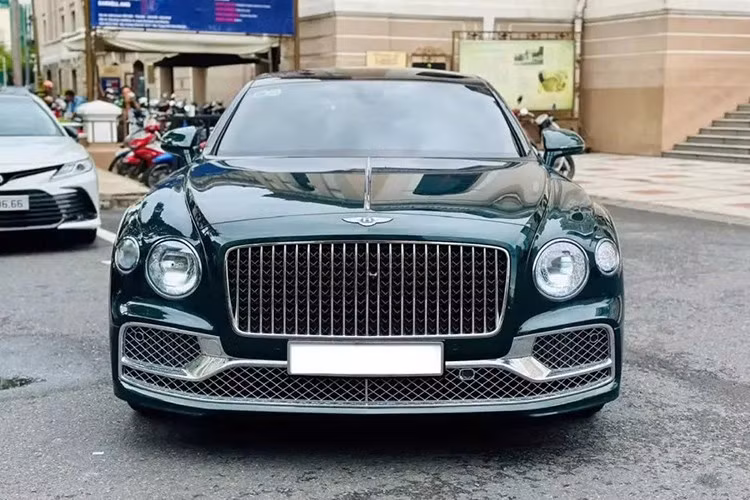 Bentley Flying Spur thế hệ thứ 3 mang trong mình kiểu dáng quý tộc, và cũng là sự thay thế đáng cân nhắc khi dòng xe Mulsanne bị khai tử, trong số này có hơn 35 xe được mang về nước, và khó hiểu là hiện tại, đã có nhiều xe lăn bánh khi chạy chưa đến 1 vạn km.