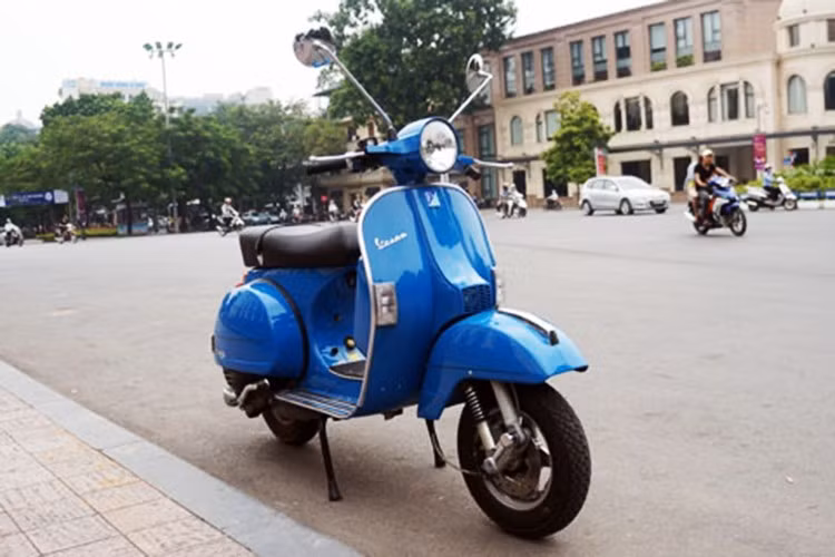 Với nhiều người, bỏ ra 250 triệu đồng để sở hữu một chiếc xe đã hơn 12 năm tuổi là điều khó hiểu. Nhưng với giới chơi xe cổ, một chiếc Vespa zin tuyệt đối, giữ nguyên trạng từ ngày xuất xưởng, chính là “báu vật”, không dễ gì mua được dù có tiền.
