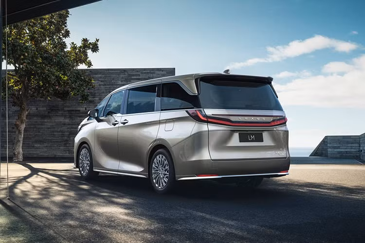 Việc đặt hàng cho phiên bản Lexus LM500h nâng cấp sẽ bắt đầu tại Nhật Bản vào ngày 1/8/2025. Giá cho phiên bản Version L sáu chỗ vẫn giữ nguyên ở mức 15.000.000 Yên (khoảng 2,63 tỷ đồng).