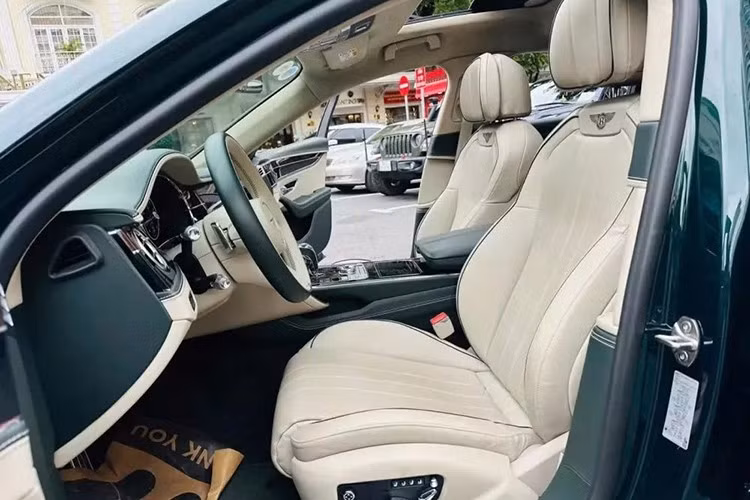 Chiếc xe siêu sang Bentley Flying Spur mà doanh nhân Tp.HCM mới bán lại đã trải qua thế hệ thứ 3 với nhiều sự thay đổi đáng giá ở ngoại thất từ đèn pha, đèn hậu đến thiết kế của xe.