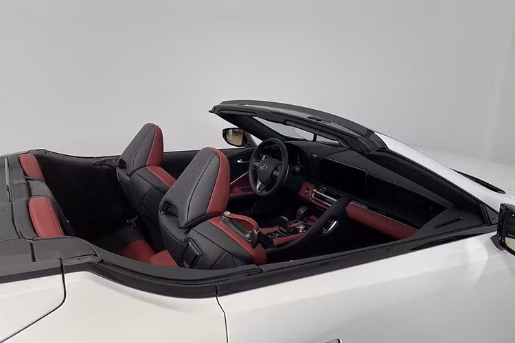 Dòng Inspiration Series có thể được trang bị tấm ốp bảo vệ gầm bằng sợi carbon, mâm xe đúc 21 inch toàn màu đen, cùng với viền mạ crôm tối màu... Chỉ có 350 chiếc Lexus LC 500 Convertible Inspiration Series 2026 được bán ra tại Bắc Mỹ.