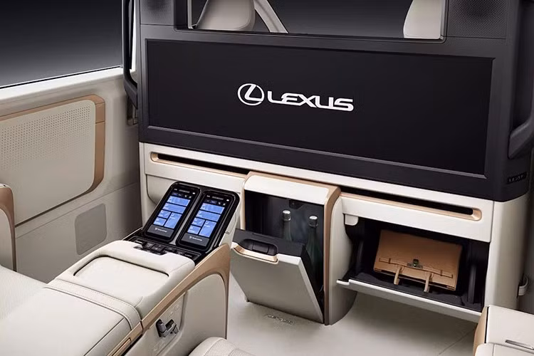 Hệ thống hybrid của LM 500h không có thay đổi nào, với tổng công suất 366 mã lực từ động cơ tăng áp 2.4 lít và hai mô-tơ điện. Sức mạnh được truyền đến cả bốn bánh thông qua hộp số tự động 6 cấp.