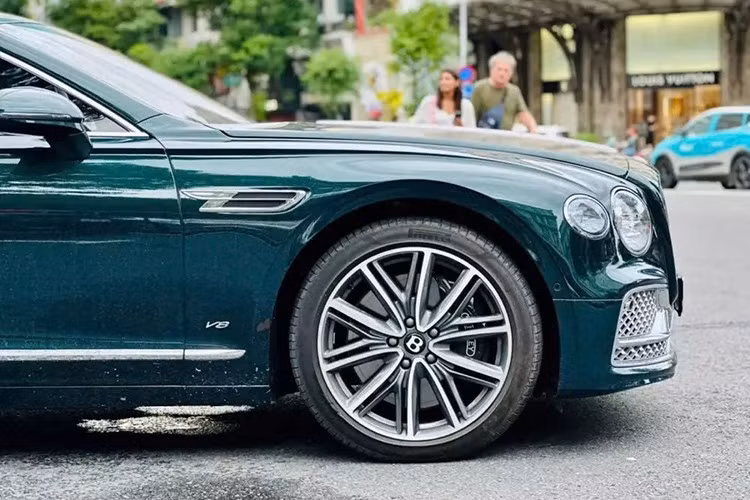 Ngoài màu sơn xanh lục bảo, chiếc xe siêu sang Bentley Flying Spur V8 này còn có nhiều chi tiết mạ crôm sáng bóng, thay vì chọn gói sơn đen, bộ mâm đa chấu kép sơn 2 tông màu tương phản là đen và bạc, đi kèm cùm phanh màu tối.