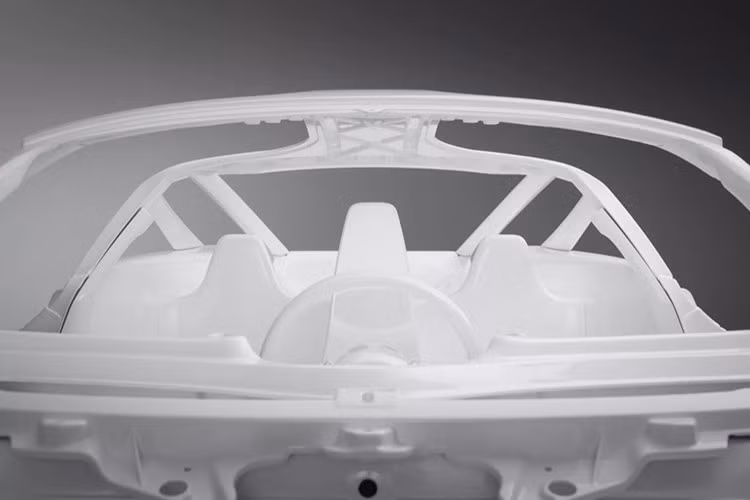 Lanzante nhấn mạnh vào tính tiện dụng, gợi nhớ đến triết lý của McLaren F1 nguyên bản tập trung vào trải nghiệm lái hơn là chạy theo thông số số. Để dễ dàng tiếp cận ghế lái đặt ở vị trí trung tâm, chiếc 95-59 được trang bị cửa mở lật kiểu cánh bướm tích hợp tấm kính che mái.