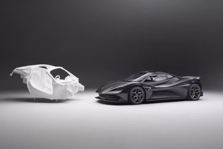 Bên trong, xe có ba chỗ ngồi và thậm chí còn có không gian chứa hành lý phía trước. Bình xăng 75 lít cho phép di chuyển quãng đường dài hơn giữa các điểm dừng.