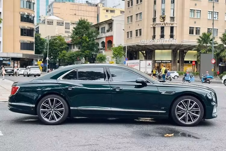 Thay vì các màu trắng hay đen, nhiều đại gia lựa chọn màu xanh lục bảo vì tin rằng hợp phong thủy cũng như làm cho chiếc xe siêu sang Bentley Flying Spur V8 của mình trở nên lạ mắt và độc đáo hơn.