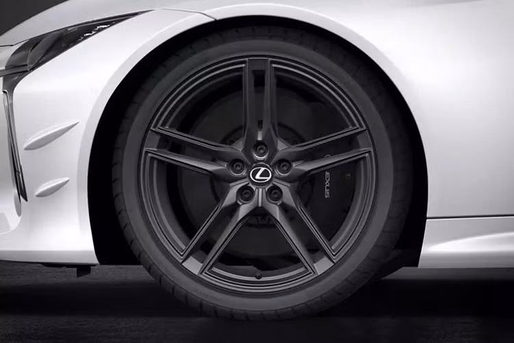 Tùy chọn Bespoke Build có giá 1.900 đô la cho phiên bản 2026, cho phép khách hàng tùy chỉnh sự kết hợp độc đáo giữa kiểu dáng và hiệu suất. Mỗi chiếc Bespoke Build đều được tặng kèm giấy chứng nhận xác thực làm từ giấy washi Nhật Bản, càng làm tăng thêm giá trị của hợp đồng với con dấu và chữ ký của kỹ sư trưởng LC Yasushi Muto.