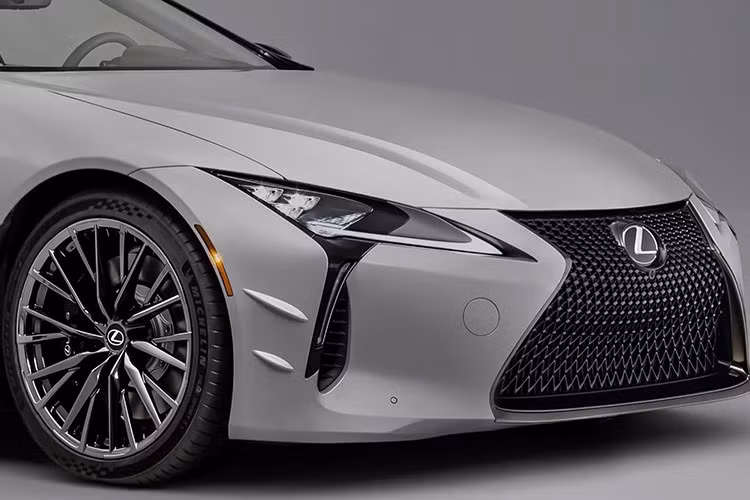 Ngoài mức giá khởi điểm cao hơn, một số chi tiết không thay đổi nhiều so với phiên bản 2026. Bảng màu sơn hiện có 8 tùy chọn, bắt đầu với màu Wind độc quyền của Inspiration Series.