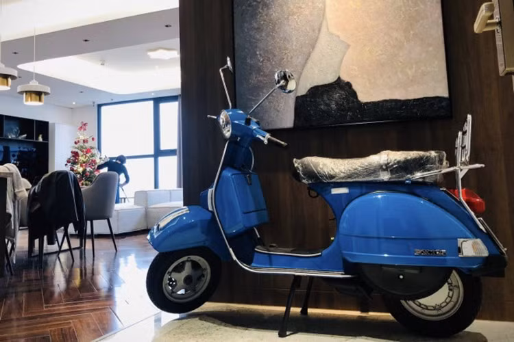 Mức giá 250 triệu cho một chiếc Vespa PX125 cũ 13 năm tuổi này được xem là cao gấp đôi giá mua mới của chiếc xe thời điểm vừa ra mắt năm 2012. Và cao gấp 3-4 lần giá xe cũ hiện nay trên thị trường xe máy cũ.