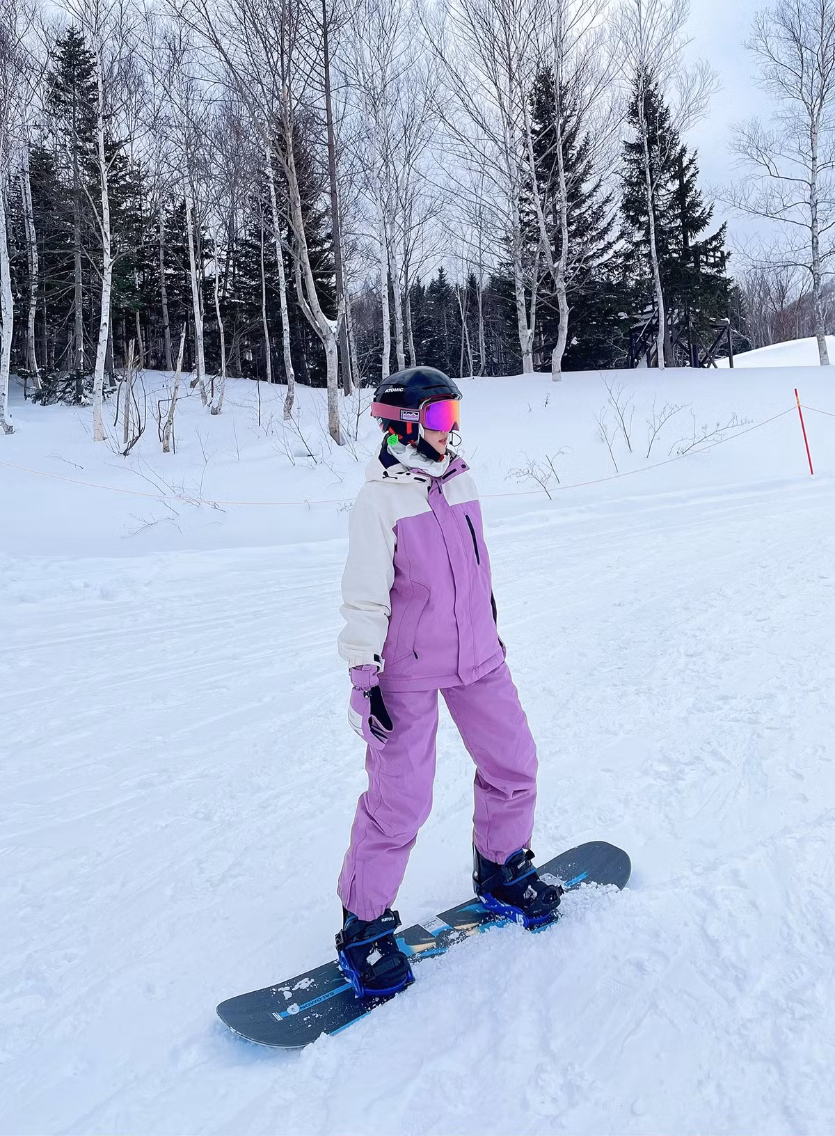 Gương mặt gần như để mộc, chỉ trang điểm rất nhẹ nhưng vẫn toát lên vẻ trong trẻo, làn da mịn màng và đường nét thanh tú. Nụ cười dịu dàng giữa nền tuyết trắng giúp Midu ghi điểm tuyệt đối, khiến nhiều khán giả nhận xét cô “hack tuổi” ngoạn mục dù đã bước sang tuổi 36.