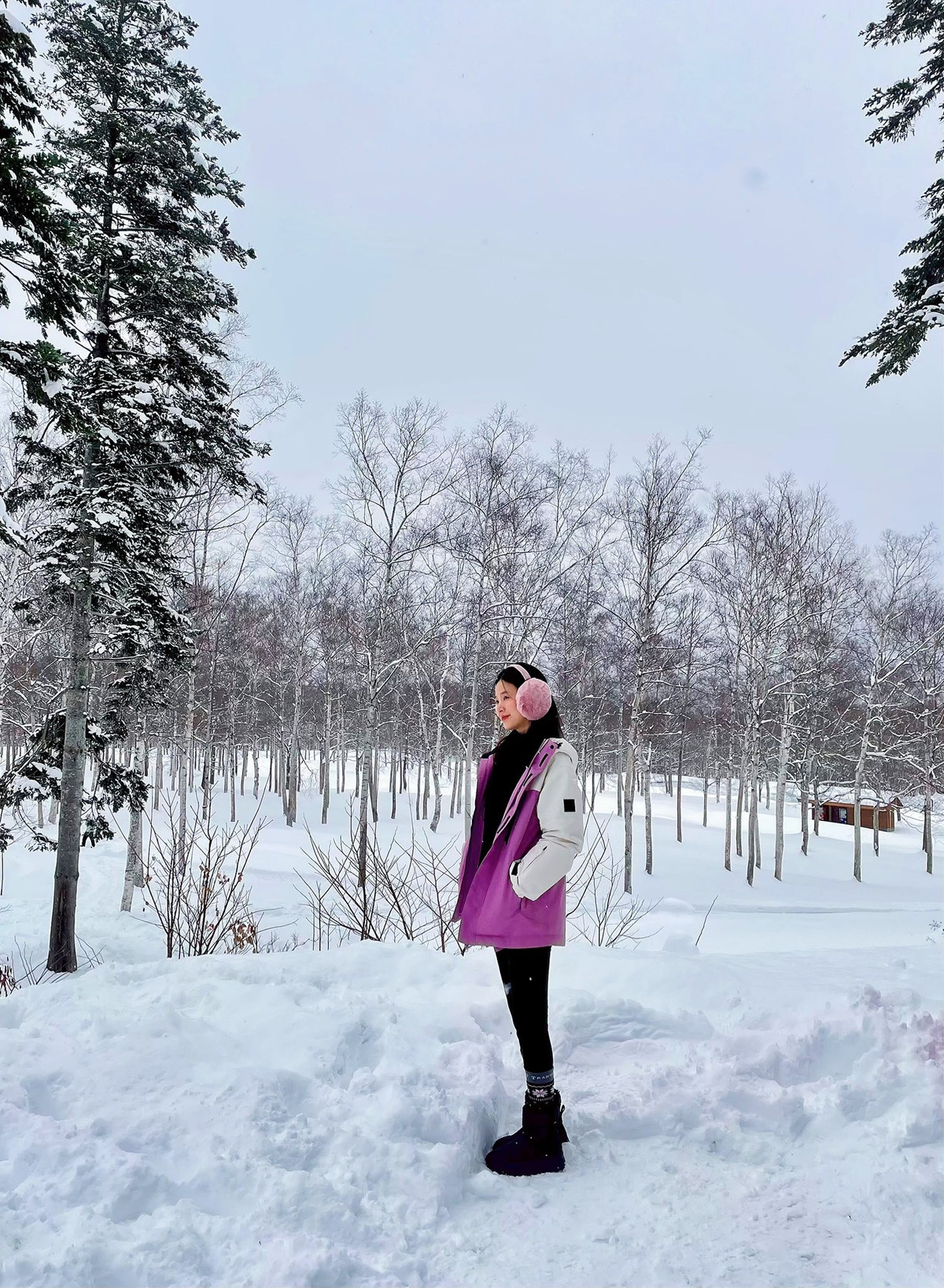 Midu, tên thật Đặng Thị Mỹ Dung (sinh năm 1989), là một trong số ít hot girl đời đầu của thế hệ 8x/9x vẫn giữ được sức hút bền bỉ. Bắt đầu sự nghiệp với vai trò người mẫu ảnh, Midu nhanh chóng ghi dấu ấn trong lĩnh vực diễn xuất qua các bộ phim như Thiên mệnh anh hùng, Những thiên thần áo trắng, Cô nàng tóc rối.