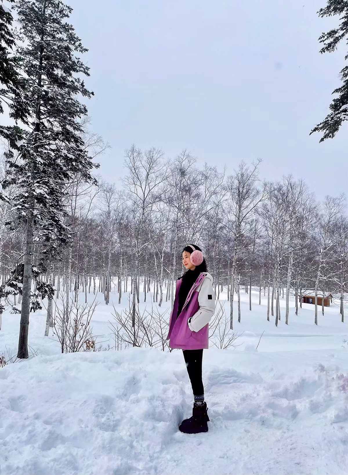 Midu, tên thật Đặng Thị Mỹ Dung (sinh năm 1989), là một trong số ít hot girl đời đầu của thế hệ 8x/9x vẫn giữ được sức hút bền bỉ. Bắt đầu sự nghiệp với vai trò người mẫu ảnh, Midu nhanh chóng ghi dấu ấn trong lĩnh vực diễn xuất qua các bộ phim như Thiên mệnh anh hùng, Những thiên thần áo trắng, Cô nàng tóc rối.