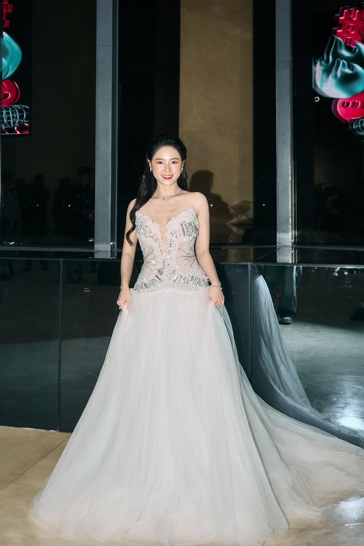 Về đời sống cá nhân, sau nhiều năm kín tiếng và độc thân, Midu đã kết hôn với doanh nhân Trần Duy Minh Đạt vào năm 2024. Kể từ đó, cô thường chia sẻ những khoảnh khắc đời thường nhẹ nhàng, bình yên, cho thấy cuộc sống hôn nhân viên mãn nhưng vẫn giữ được sự riêng tư cần thiết.