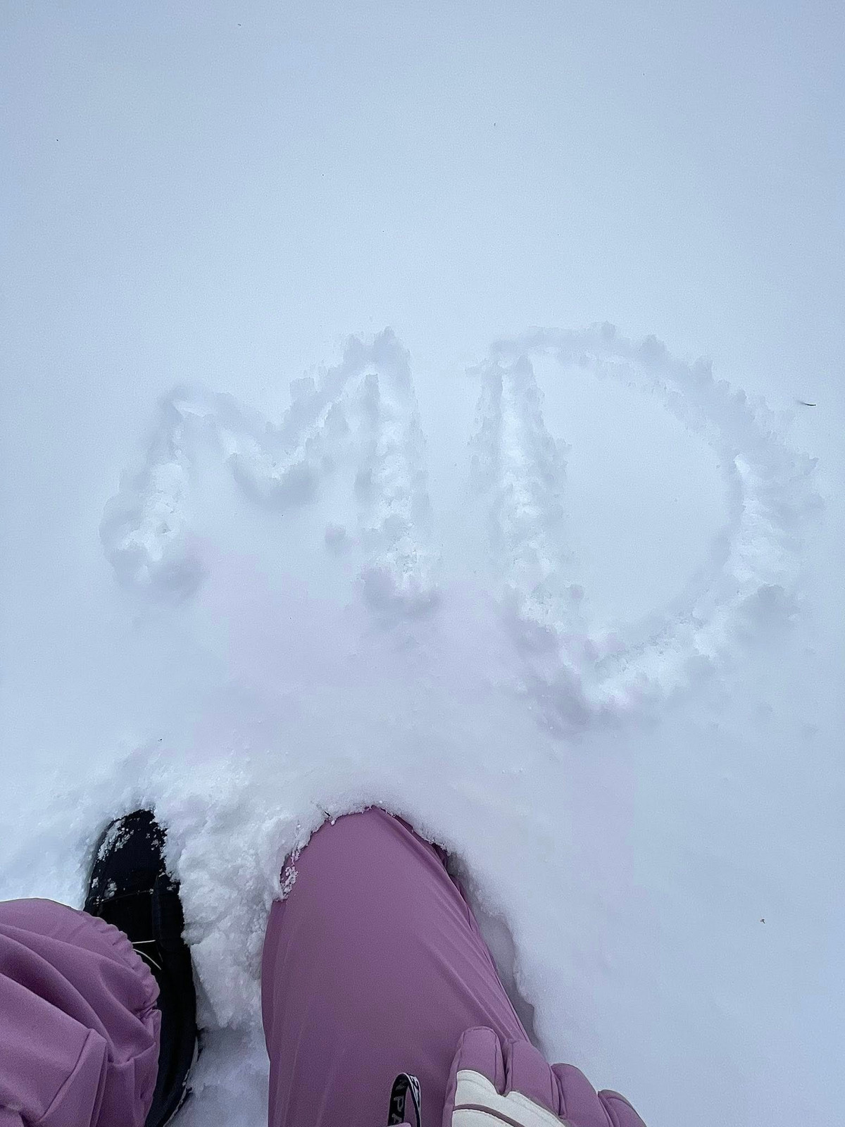 Không chỉ dừng lại ở nghệ thuật, Midu còn khiến công chúng nể phục bởi con đường học vấn bài bản. Cô tốt nghiệp Thạc sĩ Mỹ thuật ứng dụng và hiện đảm nhận vai trò trợ giảng/giảng viên đại học, trở thành hình mẫu “nữ giảng viên hot nhất Sài Gòn” trong mắt sinh viên và cộng đồng mạng.