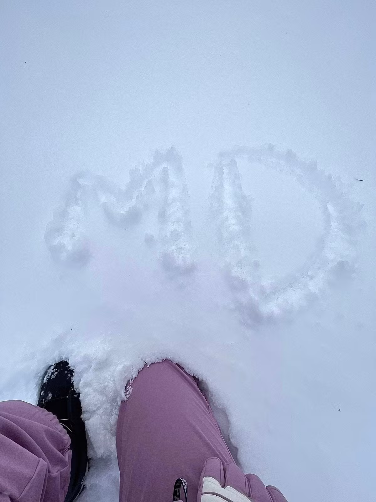 Không chỉ dừng lại ở nghệ thuật, Midu còn khiến công chúng nể phục bởi con đường học vấn bài bản. Cô tốt nghiệp Thạc sĩ Mỹ thuật ứng dụng và hiện đảm nhận vai trò trợ giảng/giảng viên đại học, trở thành hình mẫu “nữ giảng viên hot nhất Sài Gòn” trong mắt sinh viên và cộng đồng mạng.