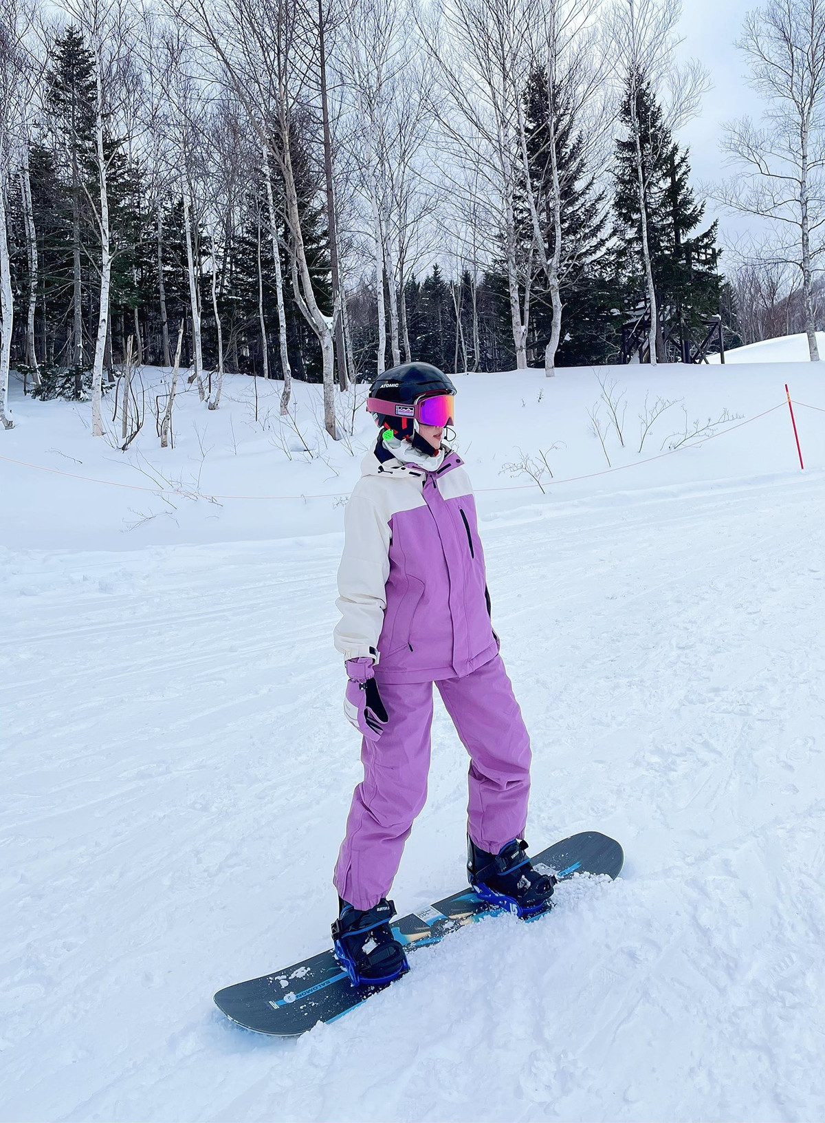 Gương mặt gần như để mộc, chỉ trang điểm rất nhẹ nhưng vẫn toát lên vẻ trong trẻo, làn da mịn màng và đường nét thanh tú. Nụ cười dịu dàng giữa nền tuyết trắng giúp Midu ghi điểm tuyệt đối, khiến nhiều khán giả nhận xét cô “hack tuổi” ngoạn mục dù đã bước sang tuổi 36.