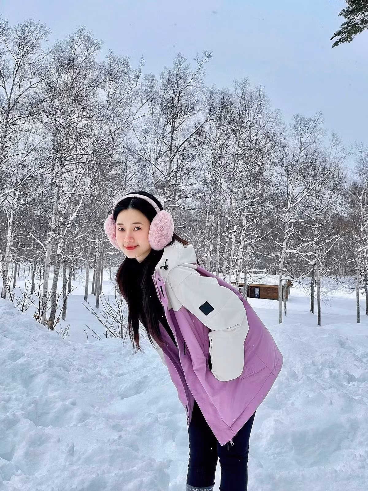 Giữa khung cảnh tuyết trắng phủ kín rừng cây và triền đồi, Midu (Đặng Thị Mỹ Dung) xuất hiện với vẻ ngoài rạng rỡ, tràn đầy năng lượng, cho thấy sự hào hứng trước trải nghiệm mùa đông khắc nghiệt nhưng đầy thi vị của xứ sở hoa anh đào.