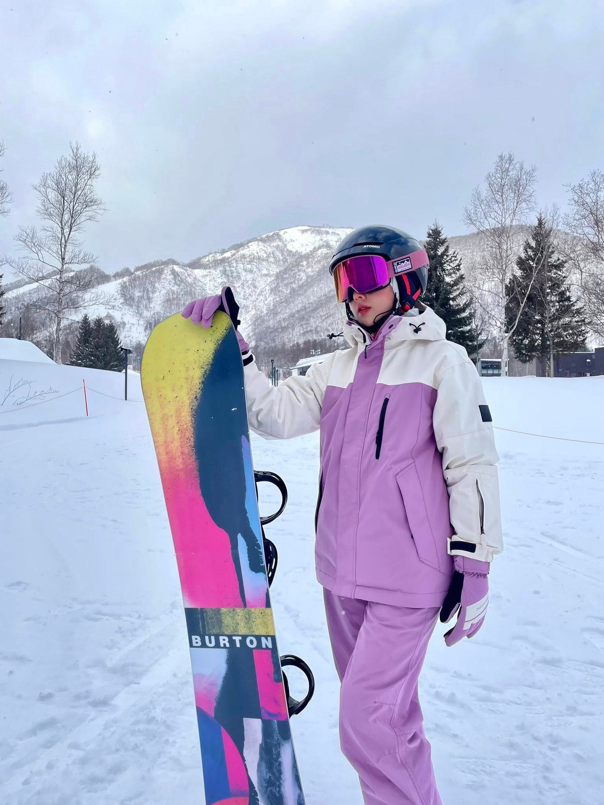 Trong loạt ảnh được đăng tải, Midu lựa chọn trang phục giữ ấm tông tím – trắng nhẹ nhàng, kết hợp tai nghe lông hồng xinh xắn, vừa đảm bảo chống rét vừa tạo điểm nhấn trẻ trung.