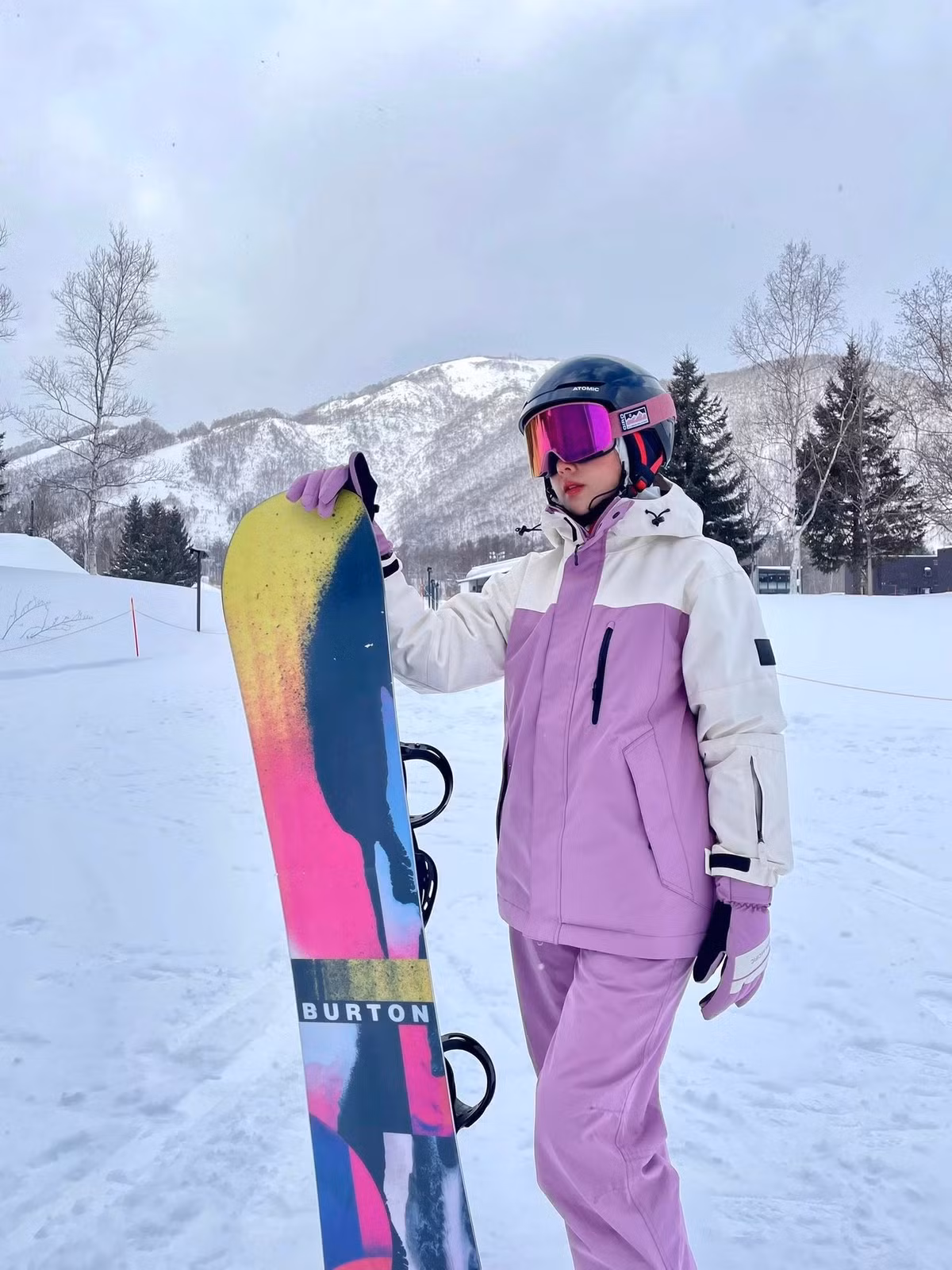 Trong loạt ảnh được đăng tải, Midu lựa chọn trang phục giữ ấm tông tím – trắng nhẹ nhàng, kết hợp tai nghe lông hồng xinh xắn, vừa đảm bảo chống rét vừa tạo điểm nhấn trẻ trung.