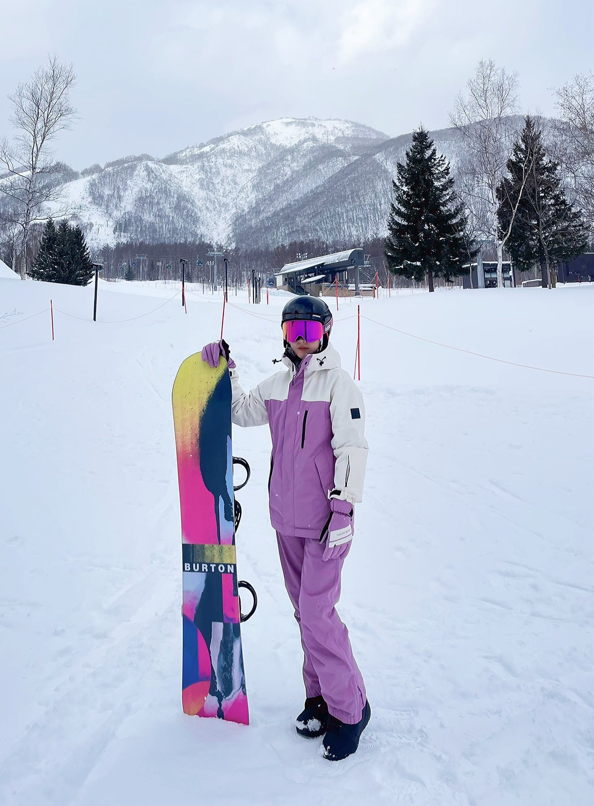 Ở những góc chụp cận, ánh mắt long lanh, thần thái thư thái của Midu hòa cùng không gian thiên nhiên tĩnh lặng tạo nên cảm giác bình yên, lãng mạn.