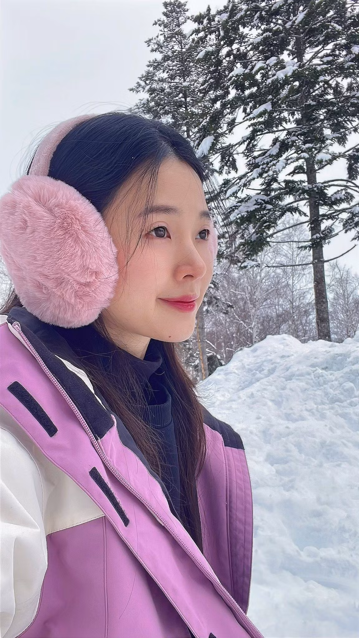 Dù đứng giữa thời tiết âm độ, nữ giảng viên vẫn giữ được vẻ tươi tắn, cho thấy phong thái nhẹ nhàng, tinh tế vốn là “thương hiệu” gắn liền với tên tuổi Midu suốt nhiều năm qua.