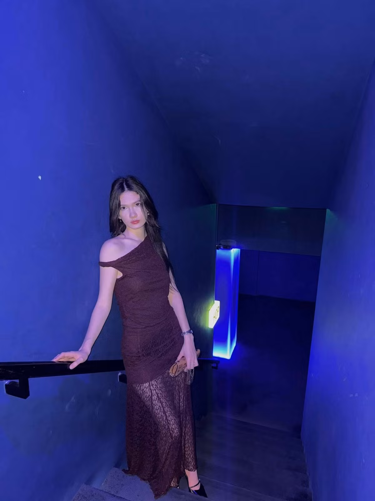 Diện áo hai dây đen ôm sát, Thanh Giang khoe trọn bờ vai thon và vóc dáng cân đối của tuổi 19. Sự tối giản trong trang phục lại giúp nổi bật vẻ đẹp tự nhiên, không cần cầu kỳ vẫn toát lên sự tự tin.