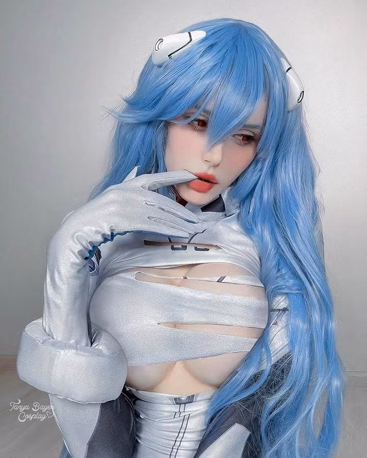 Trong thế giới Cosplay rực rỡ sắc màu, nơi ranh giới giữa thực và ảo luôn mong manh, Tanya Bayer nổi lên như một hiện tượng toàn cầu, một "nàng thơ" nóng bỏng khiến hàng triệu trái tim tan chảy.