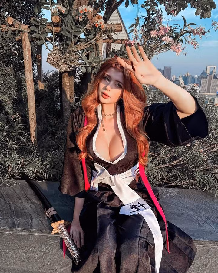 Với slogan đầy tự tin "Your fav anime girl", Tanya đã thực chứng điều đó qua tài khoản Instagram đạt mốc 821.000 người theo dõi. Cô không chỉ đơn thuần là mặc lên người những bộ trang phục nhân vật, mà là "xé toạc" không gian để mang những waifu quyến rũ nhất từ các nền văn hóa Trung - Nhật - Mỹ ra đời thực bằng một diện mạo đầy khiêu khích.