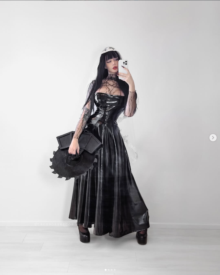 Trong bộ váy đỏ xẻ cao hiểm hóc, Tanya đã tái hiện một nữ vương đầy quyền lực nhưng cũng vô cùng gợi cảm, khoe trọn đôi chân dài miên man và vòng một căng tràn sức sống.