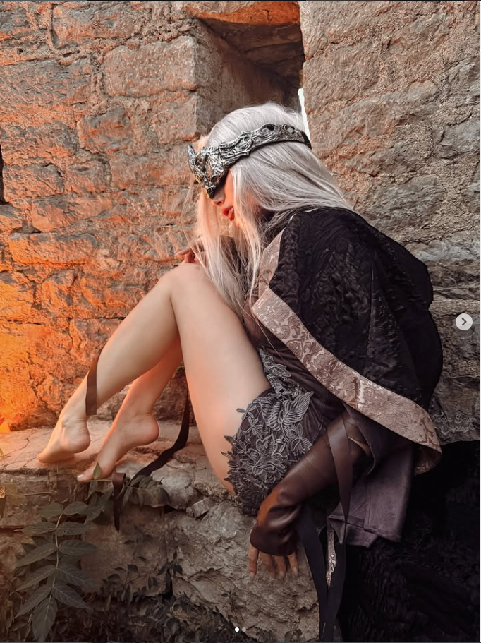 Sức hút của Tanya Bayer nằm ở khả năng biến hóa đa dạng qua nhiều nền văn hóa giải trí khác nhau. Nhắc đến thế giới tiên hiệp Trung Quốc, fan hâm mộ không thể quên màn hóa thân thành Mỹ Đỗ Toa (Medusa) trong Đấu Phá Thương Khung.