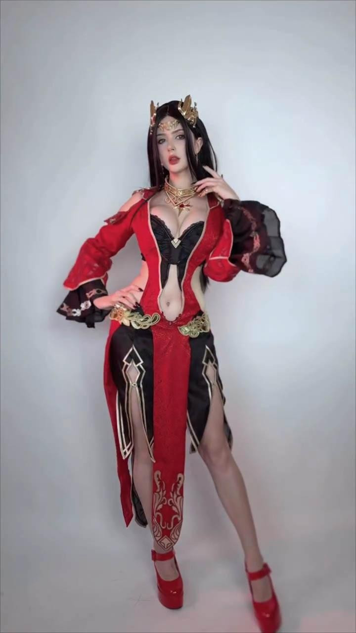 Tanya sở hữu gương mặt sắc sảo mang đặc trưng của vẻ đẹp phương Tây: Đôi mắt sâu thẳm đầy mị lực, sống mũi cao và bờ môi dày căng mọng.