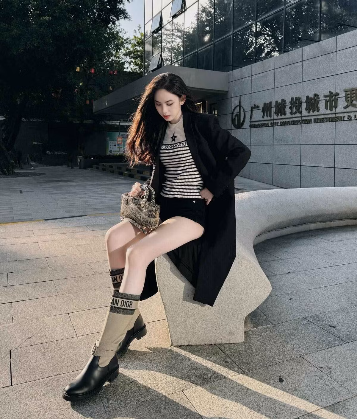 Trước khi “yên bề gia thất”, Hương Liên vốn là mỹ nhân có tiếng trên MXH. Cô nàng có xuất phát điểm là gái xinh trên TikTok với nickname “mỹ nhân nụ cười” rồi trở thành người mẫu ảnh. Năm 2023, cô tham gia The Face, về team Vũ Thu Phương và càng nhận về nhiều sự chú ý từ cư dân mạng.