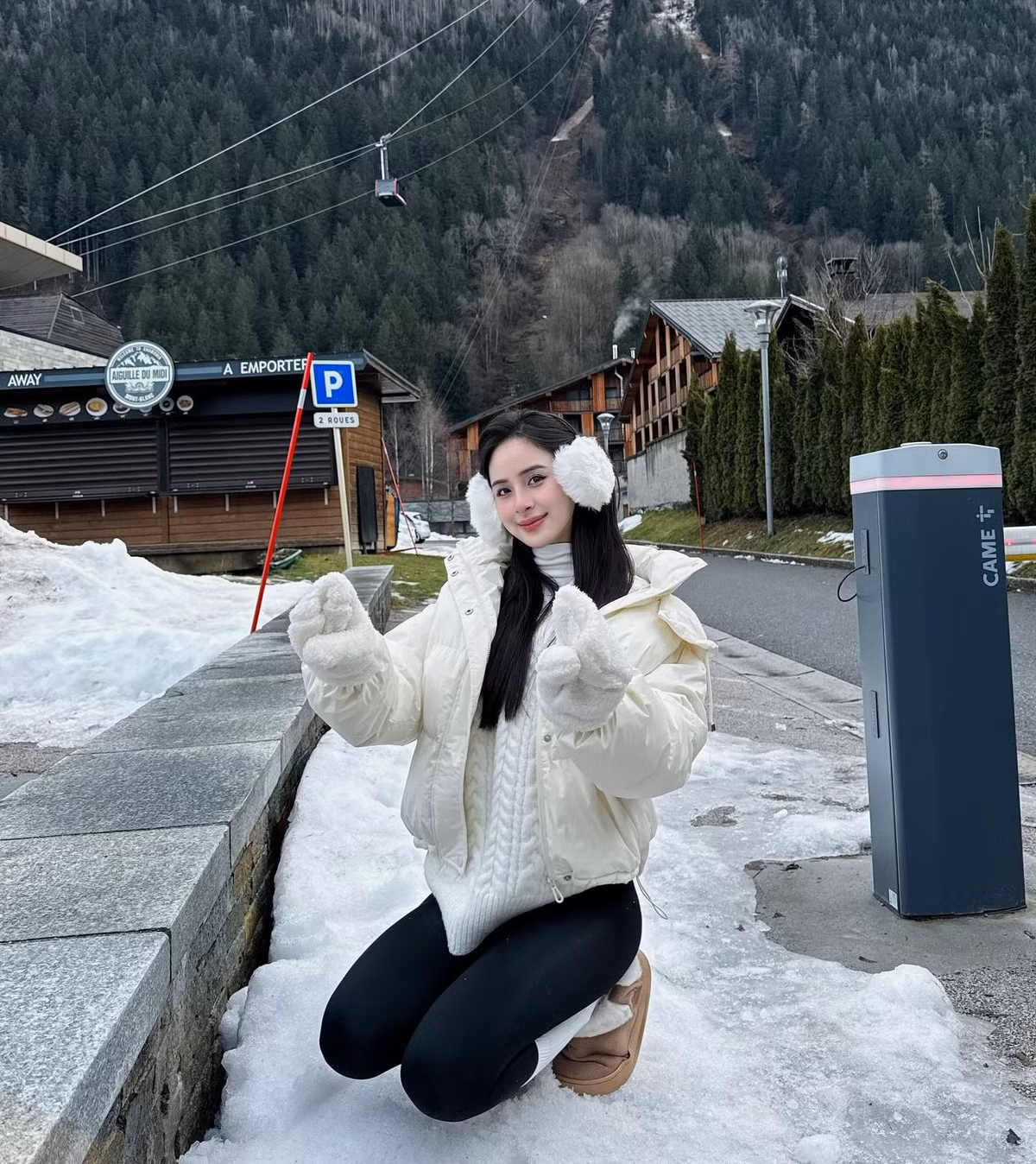 Trước đó, mỹ nhân sinh năm 2002 cũng chăm chỉ update các hình ảnh trong đám hỏi, rep bình luận chúc phúc từ những người quan tâm.