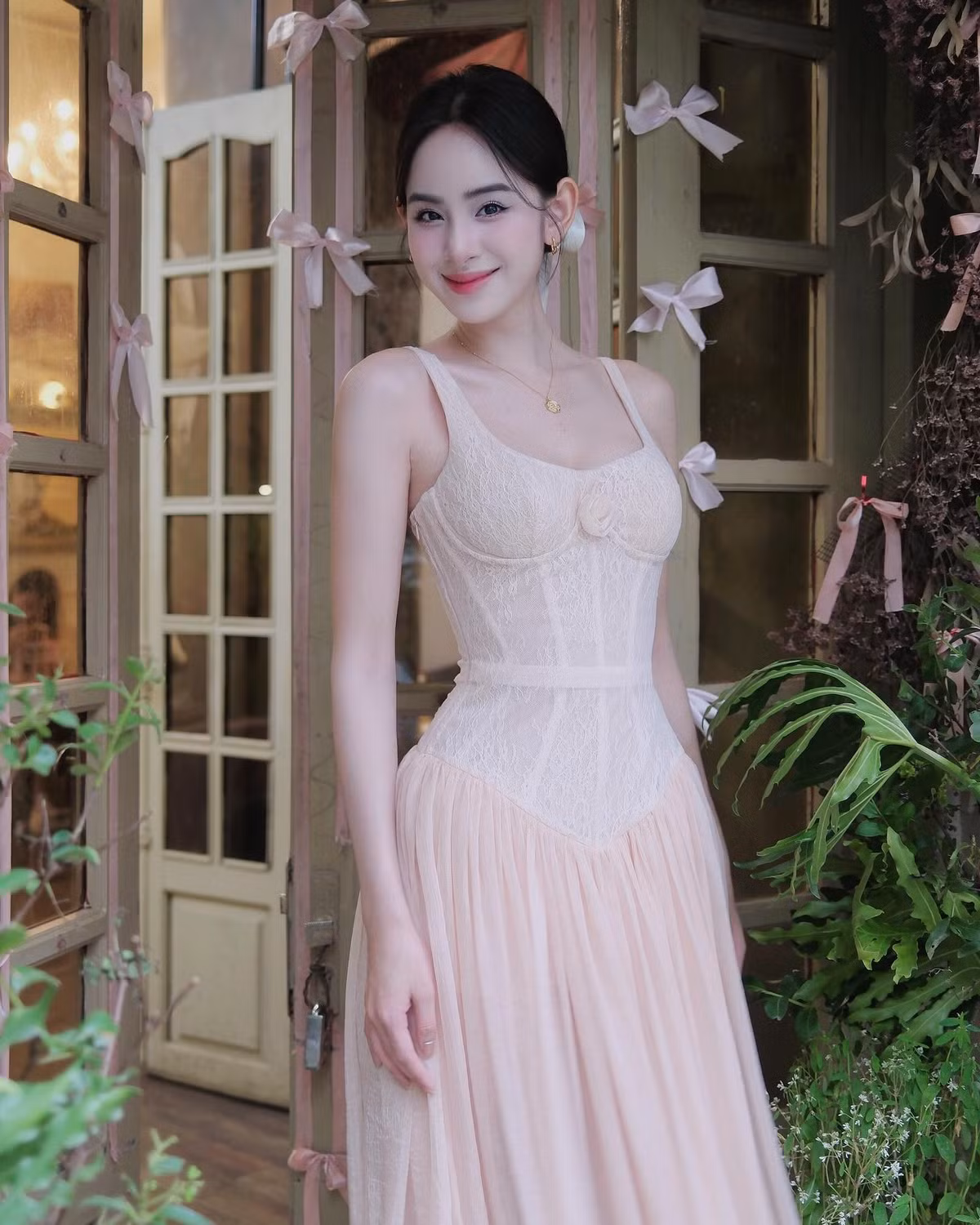 Trước đó, qua những hình ảnh do chính Hương Liên và ê-kíp đám hỏi chia sẻ trên mạng xã hội. Nhiều người biết được thông tin về tên, vẻ ngoài của chồng mỹ nhân The Face. Có nhiều lời đồn đoán nửa kia của “Kim Tae Hee Việt Nam” thiếu gia của một tập đoàn nổi tiếng, làm dâu hào môn.