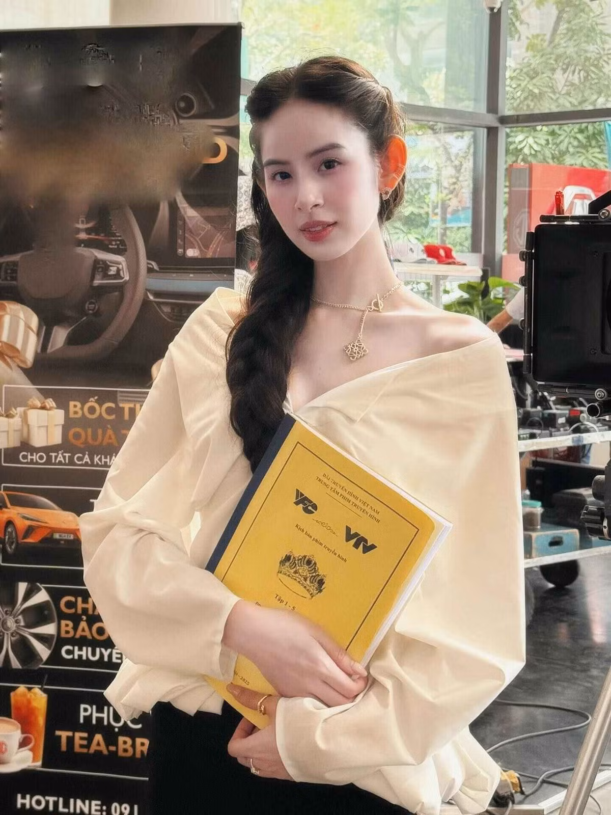 Động thái của Hương Liên sau đám hỏi - chính thức giới thiệu vị hôn phu cùng bố mẹ chồng còn khiến nhiều người bất ngờ, ngạc nhiên vì… lạ quá.