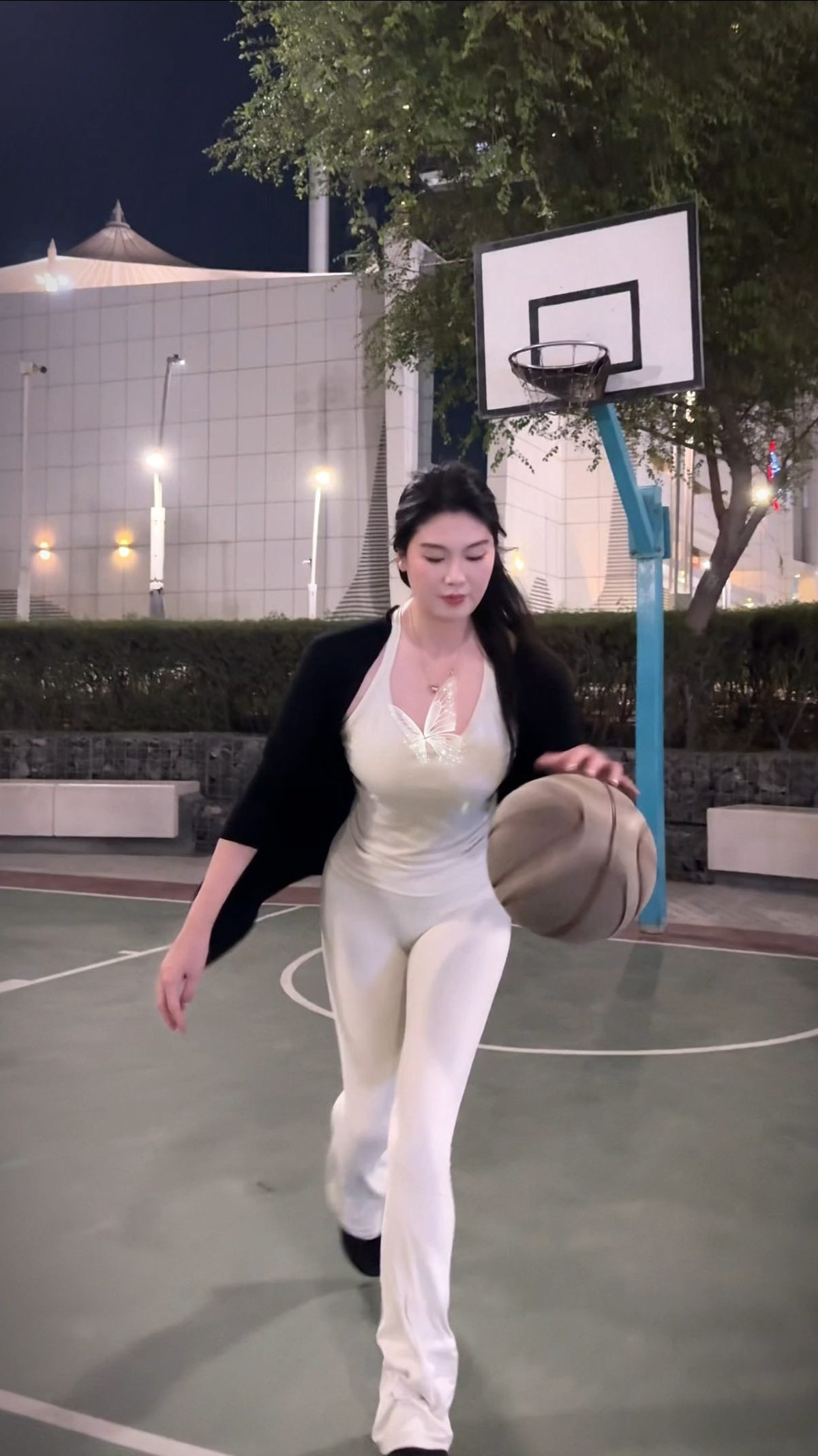 Nội dung mà 182liqinchun đăng tải chủ yếu xoay quanh việc chơi bóng rổ, từ tập luyện cơ bản, ném rổ, dẫn bóng, cho tới những tình huống thi đấu giao lưu đầy năng lượng. Chính sự gần gũi, đời thường nhưng vẫn rất cuốn hút đã khiến nhiều người xem thích thú.