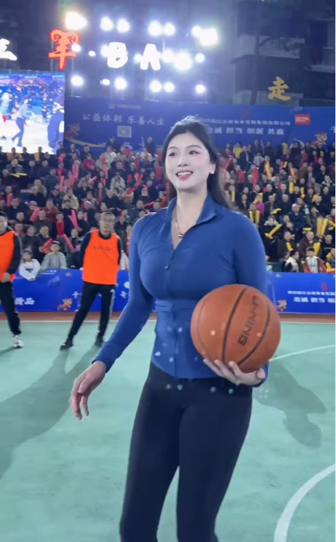 Các đường nét cơ thể gọn gàng, khỏe khoắn, không hề mảnh mai yếu ớt, mà toát lên vẻ đẹp tràn đầy sức sống.