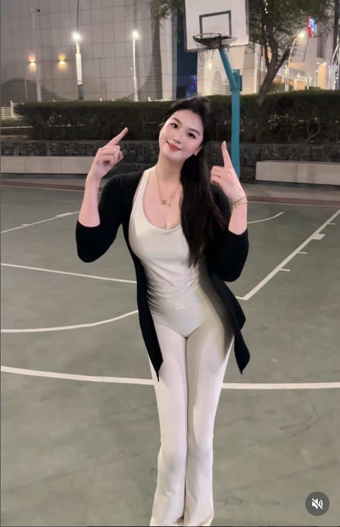 Trong những bộ trang phục thể thao ôm dáng quen thuộc, lợi thế hình thể của cô càng được tôn lên rõ rệt. Từ bờ vai, vòng eo cho tới đôi chân dài, tất cả đều mang lại cảm giác hài hòa và năng động. Tuy nhiên, cũng cần nhấn mạnh rằng không phải ai cũng có thể đạt được vóc dáng như vậy chỉ sau một sớm một chiều.