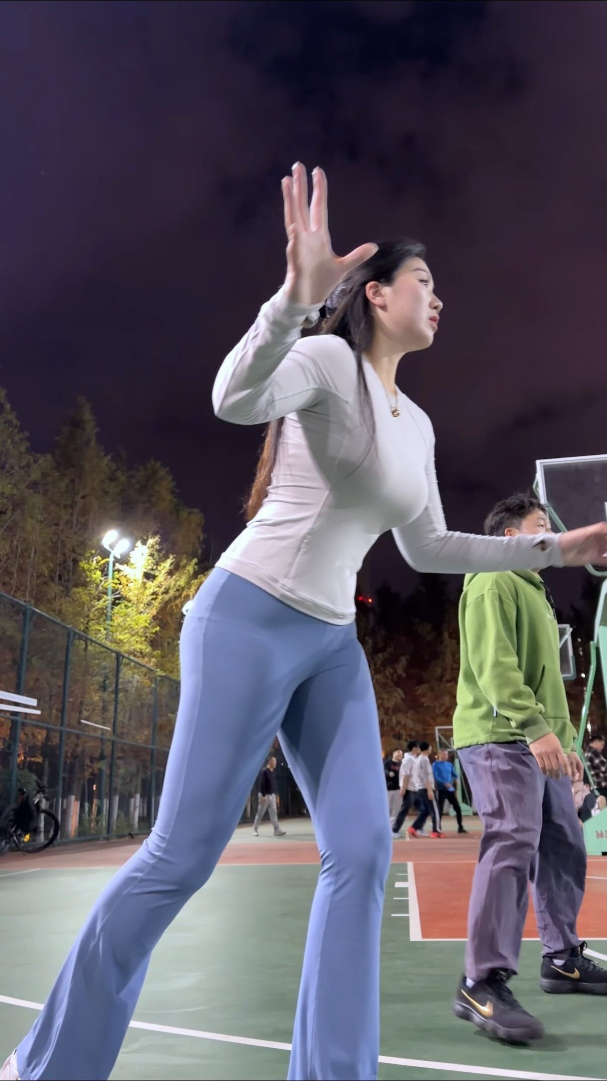 Theo tìm hiểu của cư dân mạng, hot girl này sử dụng nickname 182liqinchun trên các nền tảng mạng xã hội. Tài khoản của cô hiện đã sở hữu hàng trăm nghìn lượt theo dõi, với lượng tương tác tăng nhanh qua từng video.