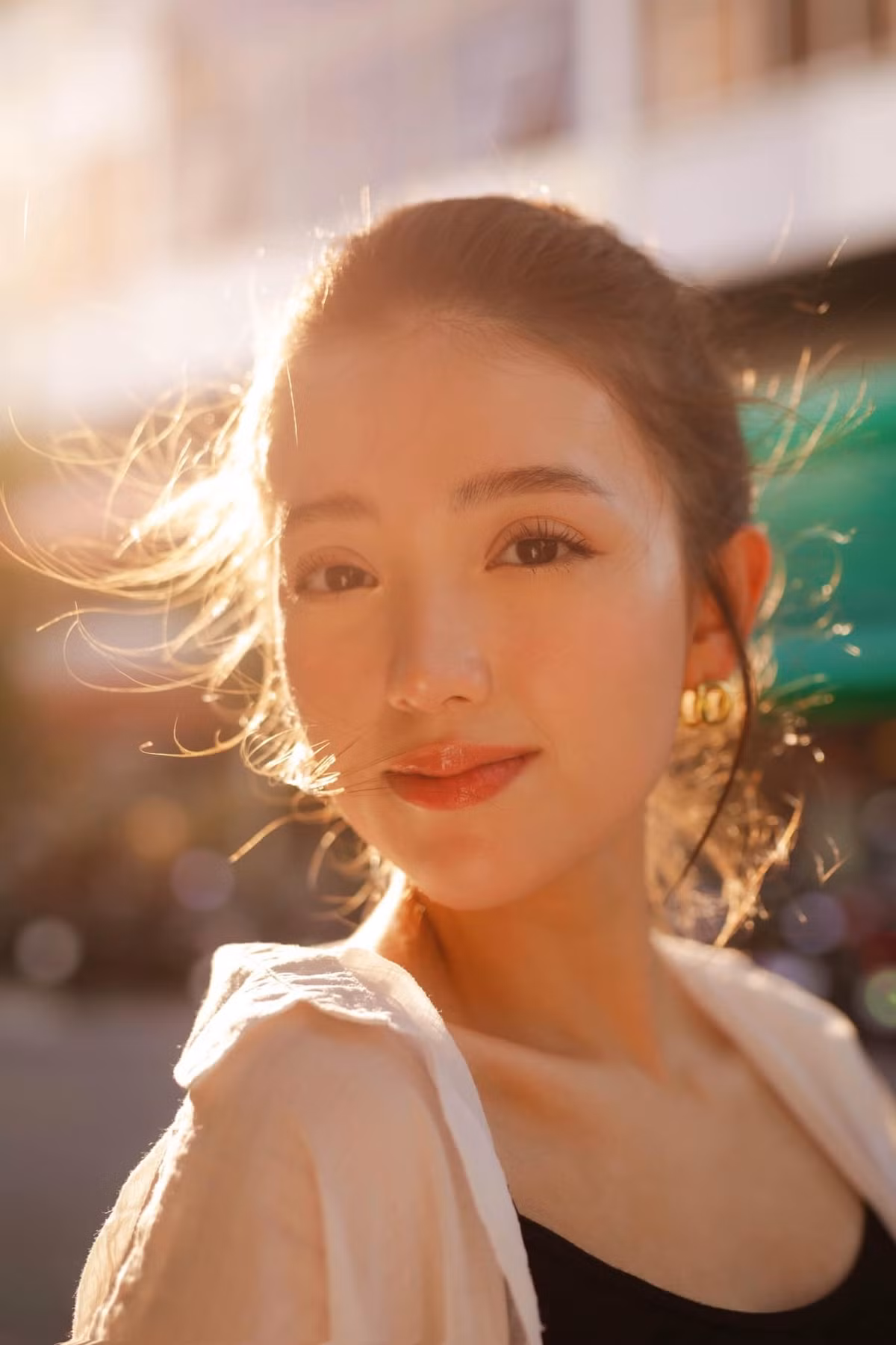 Không make up đậm, không phụ kiện cầu kỳ, mỹ nhân 2k3 vẫn nổi bật giữa khung cảnh Sydney với vẻ đẹp mà ai nhìn cũng dễ cảm mến.